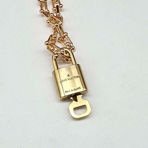 Authentic Louis Vuitton Lock & Key w/ Unbranded Gold Plated Horse Shoe Chain - Picture 7 of 8